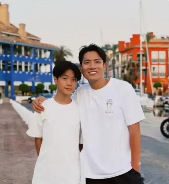 杨千嬅家这儿子是丁子高照着自己捏的吧？简直一个模子刻出来的，连表情管理都像复制粘