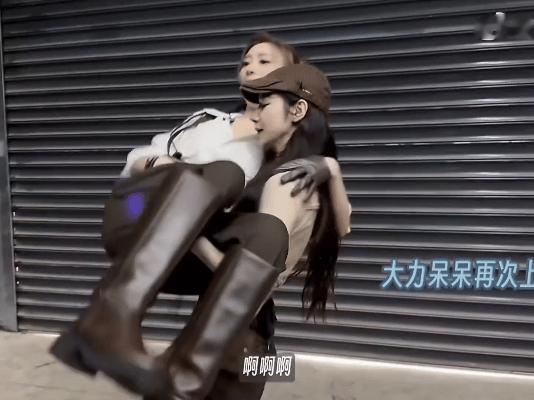 代斯出门在外随地抱女人代斯随地大小抱代斯这个男友力啊～就这样出门外在随地抱女人