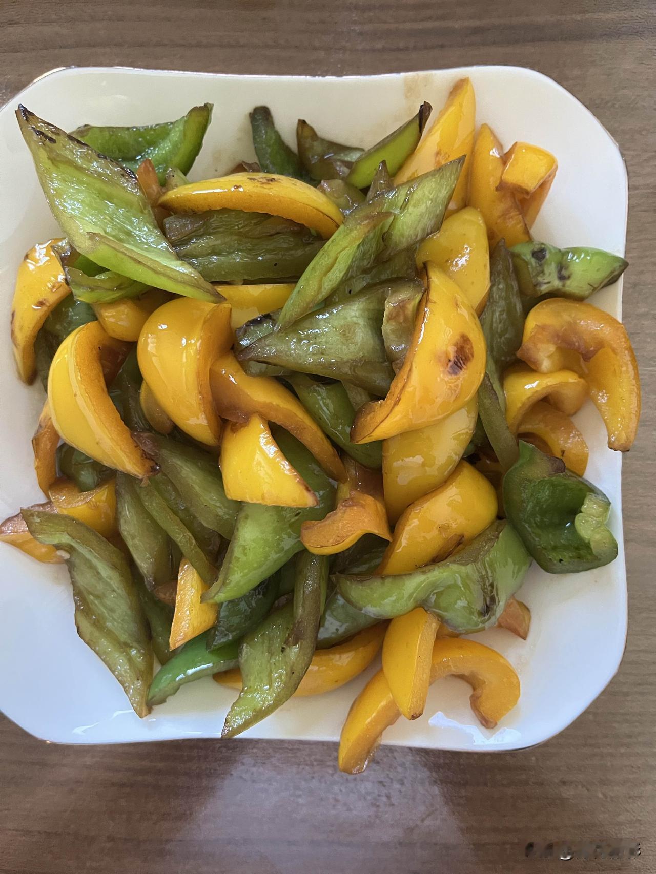 好友们晚上好！新周愉快，晚餐香香！今天的晚餐：素炒彩椒豆角炒肉红薯玉米窝