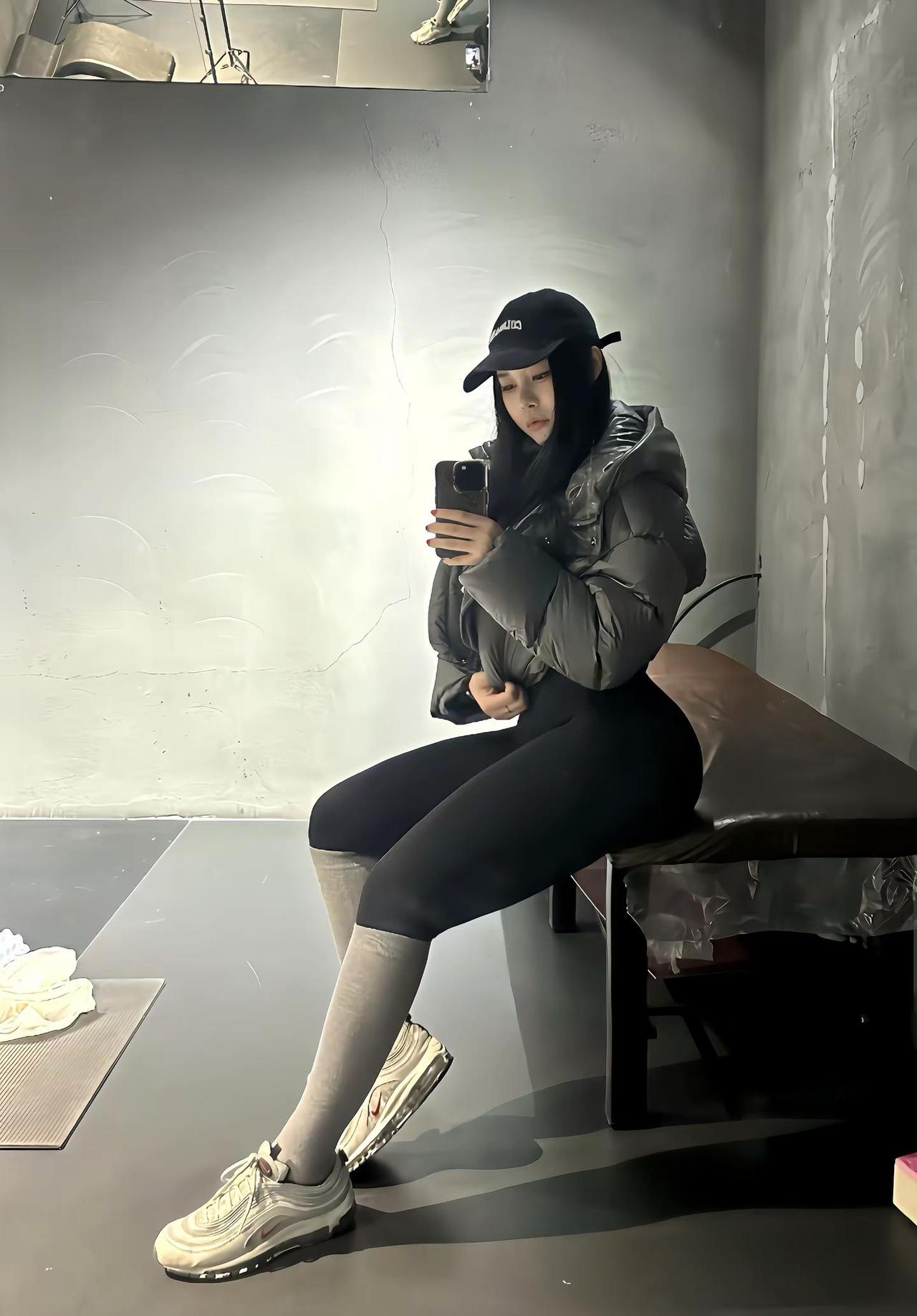 健康和健忘是幸福的关键。健身穿搭健身日常毫无训练痕迹撸铁女孩