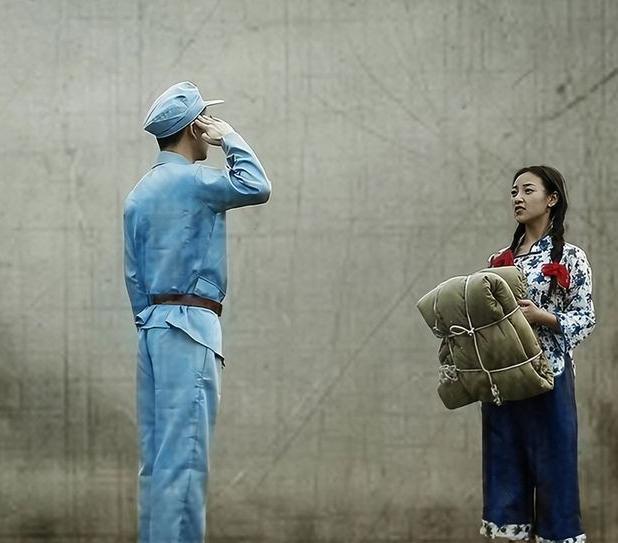 1936年，一红军战士不慎落到了敌人手里。押解途中，一老汉瞅见后，黑着脸，上去就