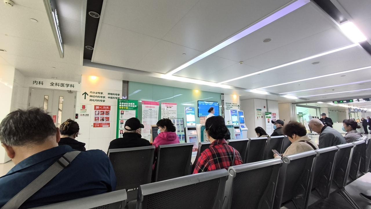 测量空腹血糖，得禁食至少8小时，最佳是早晨没活动的状态，正常范围在3.9-6