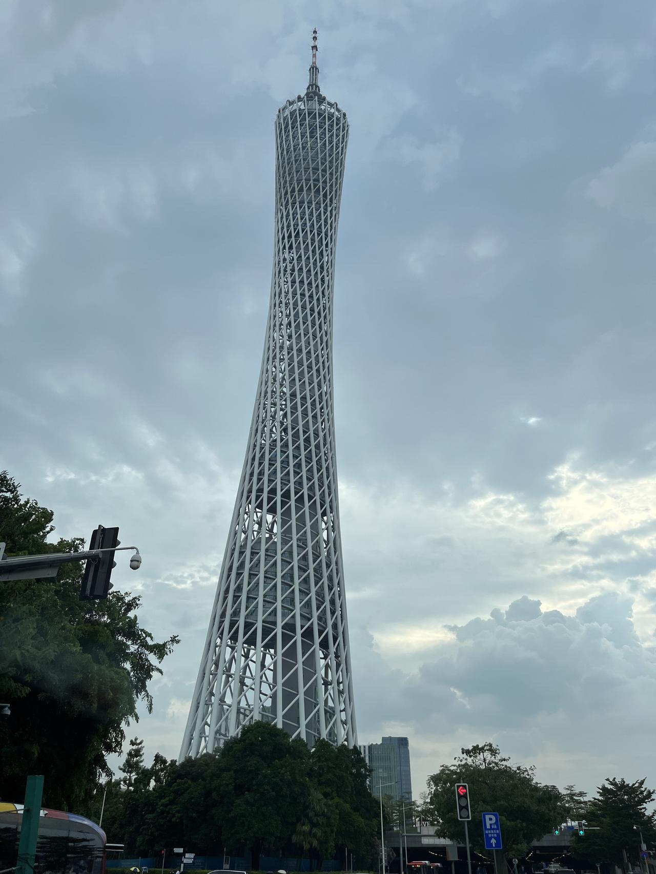 广州塔，那可是广州的标志性建筑，昵称“小蛮腰”。它总高度610米，在世界上都