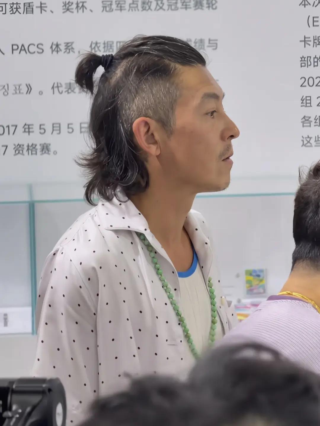 陈冠希和黄晓明一起在上海参加活动，陈冠希真人看起来苍老了许多，不过整个人看着状态