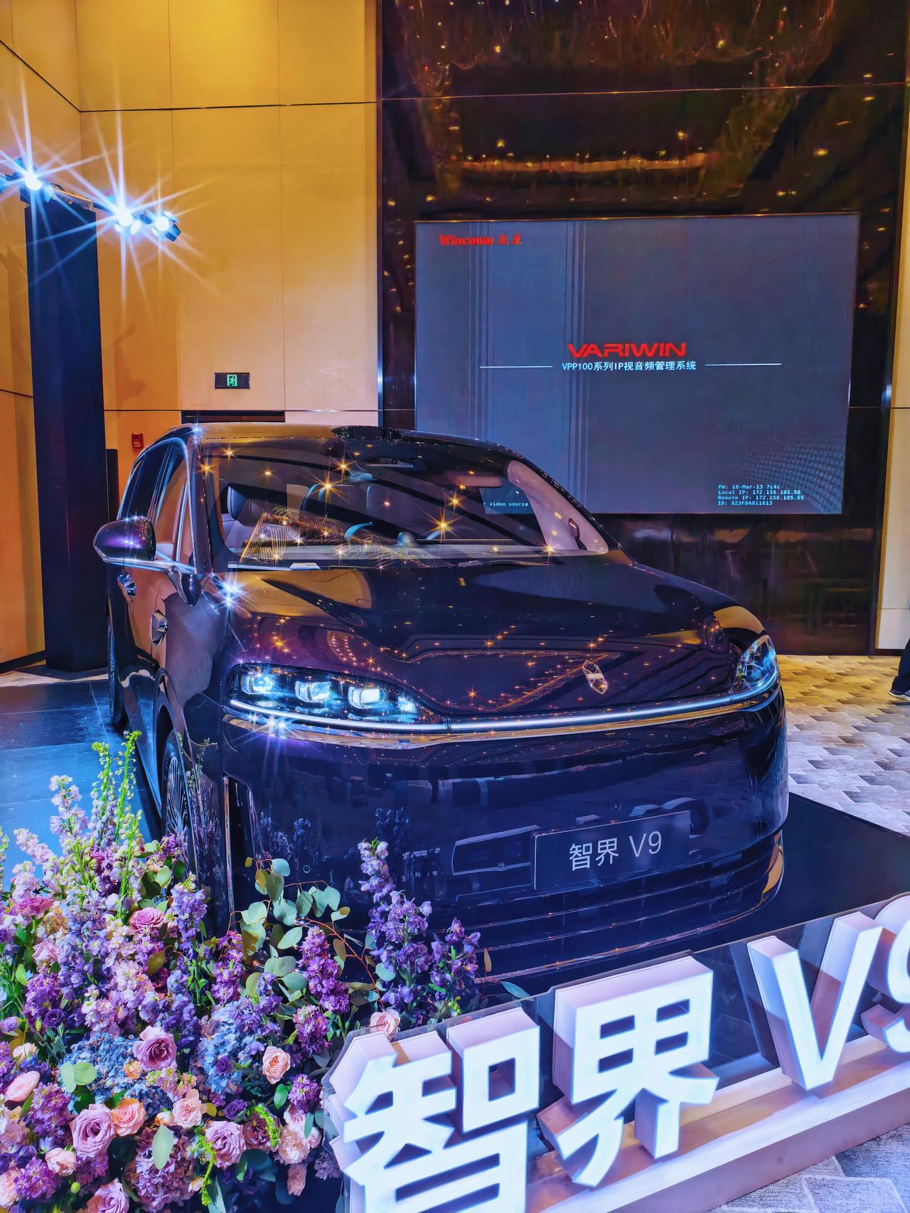 最值得购买的是43.98万元的一款，四驱的抬头显示，娱乐屏，冰箱，包括双腔空悬都