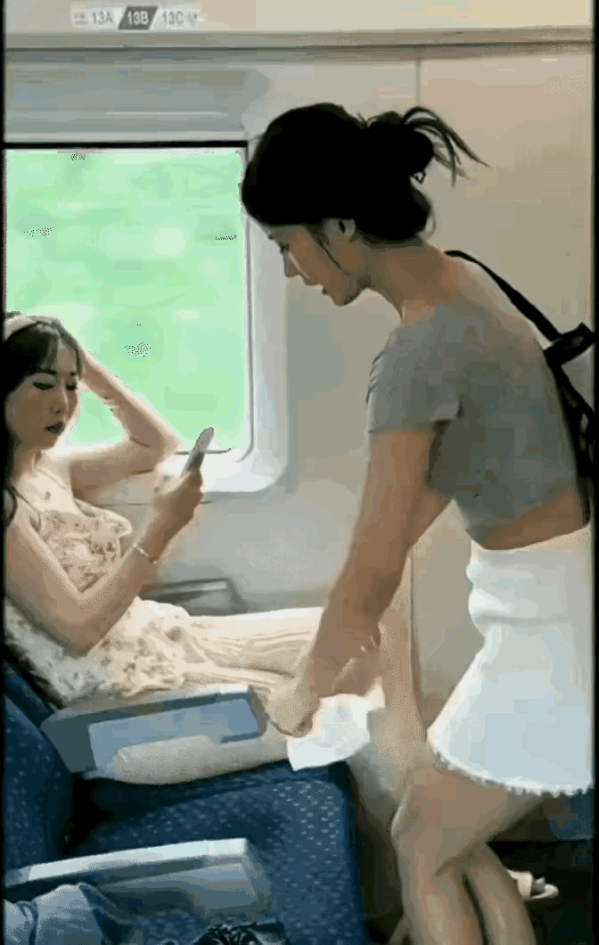 高铁上，一名女子马上到站了，去取行李架上面的行李，因为够不着，要踩在椅子上。女子