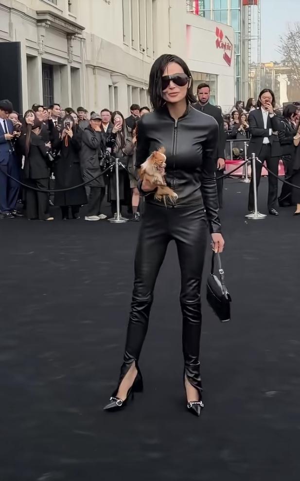 2026米兰Gucci秀场，63岁的黛米·摩尔一出场直接惊艳全场。利落短发搭配酷