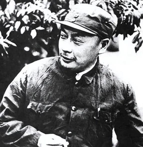 1947年孟良崮，74师参谋长魏振钺指挥残部顽抗后扔剑就擒，谁也没想到，他被俘后