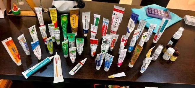 女子为治痘乱涂药脸烂出黑洞【为治脸上一颗痘，杭州女子2个月狂涂几十种药膏，烂出“
