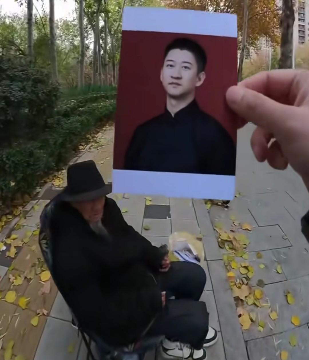 曹云金被街头算命老头一句“缺个台阶”送上热搜。老头对着镜头说他面相带煞、心气高