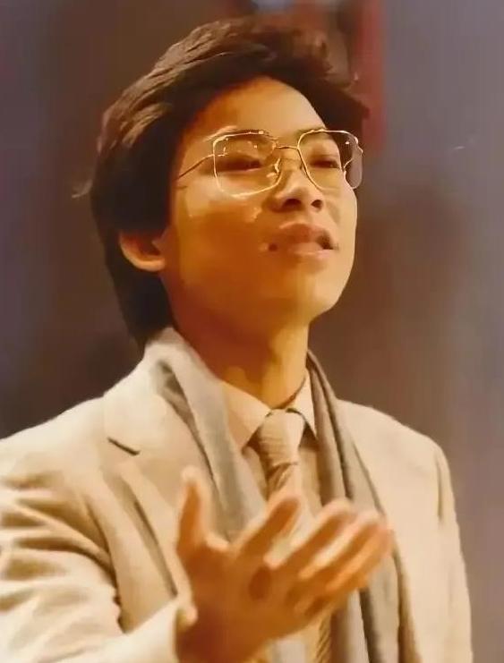 1982年，张明敏唱完《我的中国心》后，被香港乐坛除名，正当他心灰意冷准备回电