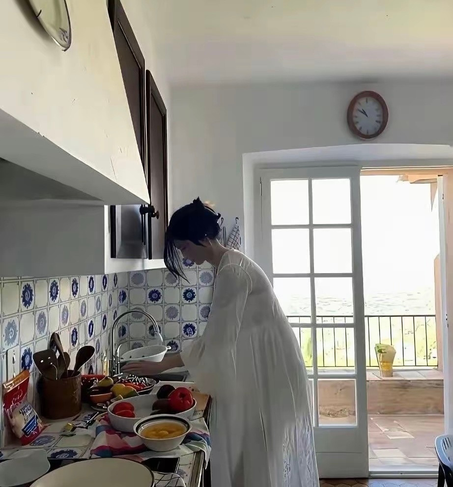 国际超模何穗做个饭都像在走秀,这样的穿着真的太美了