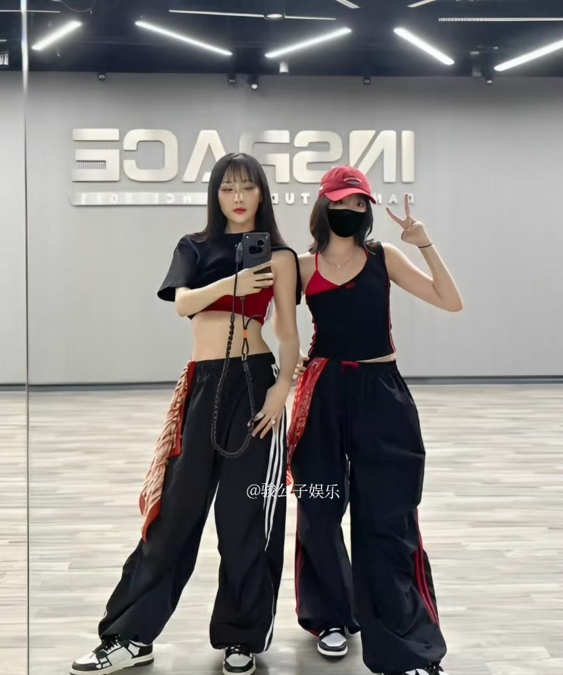 雷佳音女儿长这么大了，13岁北北手长腿长比例优越，母女俩合跳热舞像姐妹。北北