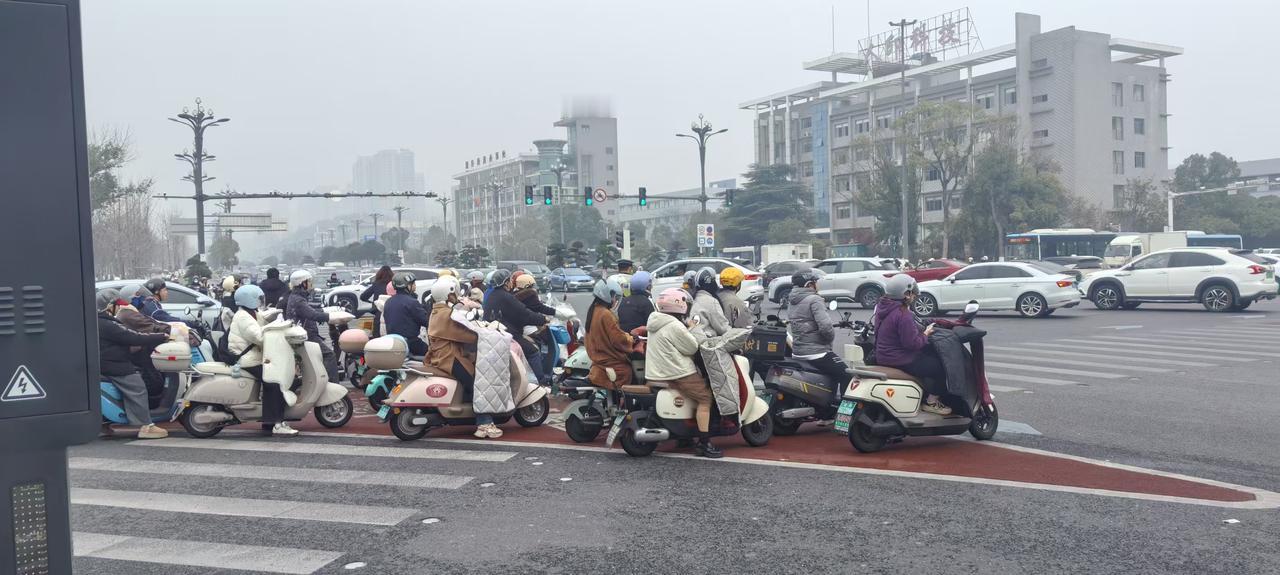 裁员潮里，谁不是硬扛的“牛马”[捂脸哭]大环境的冷风一吹，裁员的消息就没断过