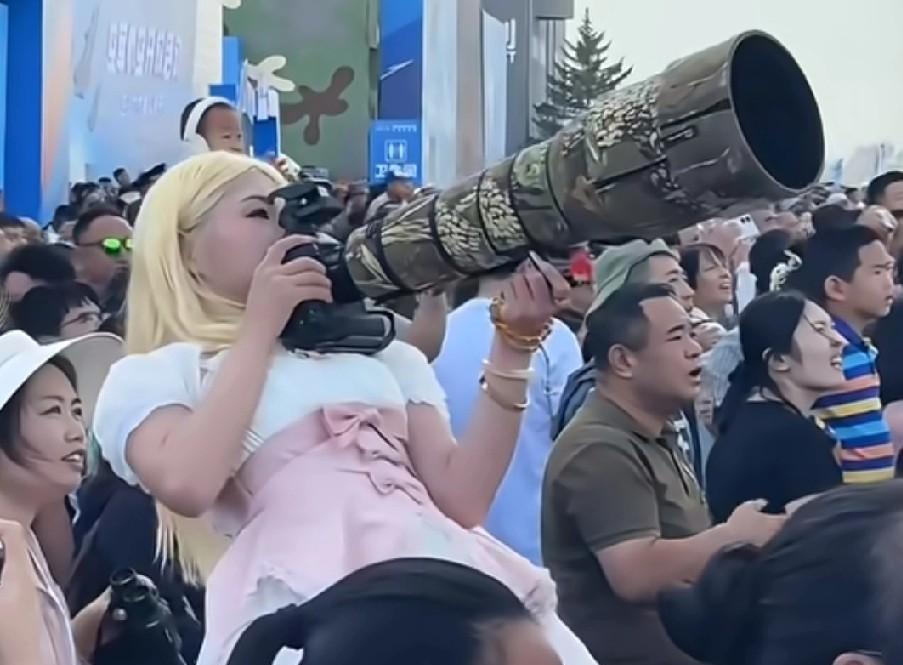 好家伙，终于明白为啥管相机叫“大炮”了！今天亲眼看见一位小姐姐抄起那种超长焦镜头