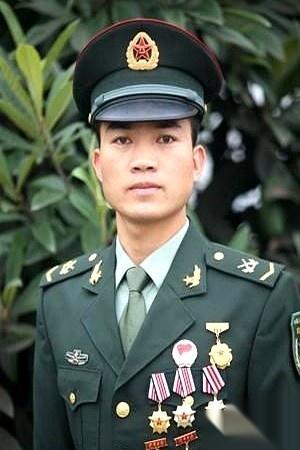 在部队熬满12年，真能包分配工作？哎，我跟你说个事儿啊。很多人都以为，当兵够1