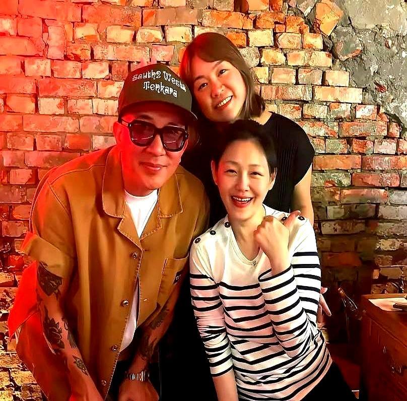 同样是S家女婿，一个砸钱，一个撑伞，结局天差地别。汪小菲的SHotel彻