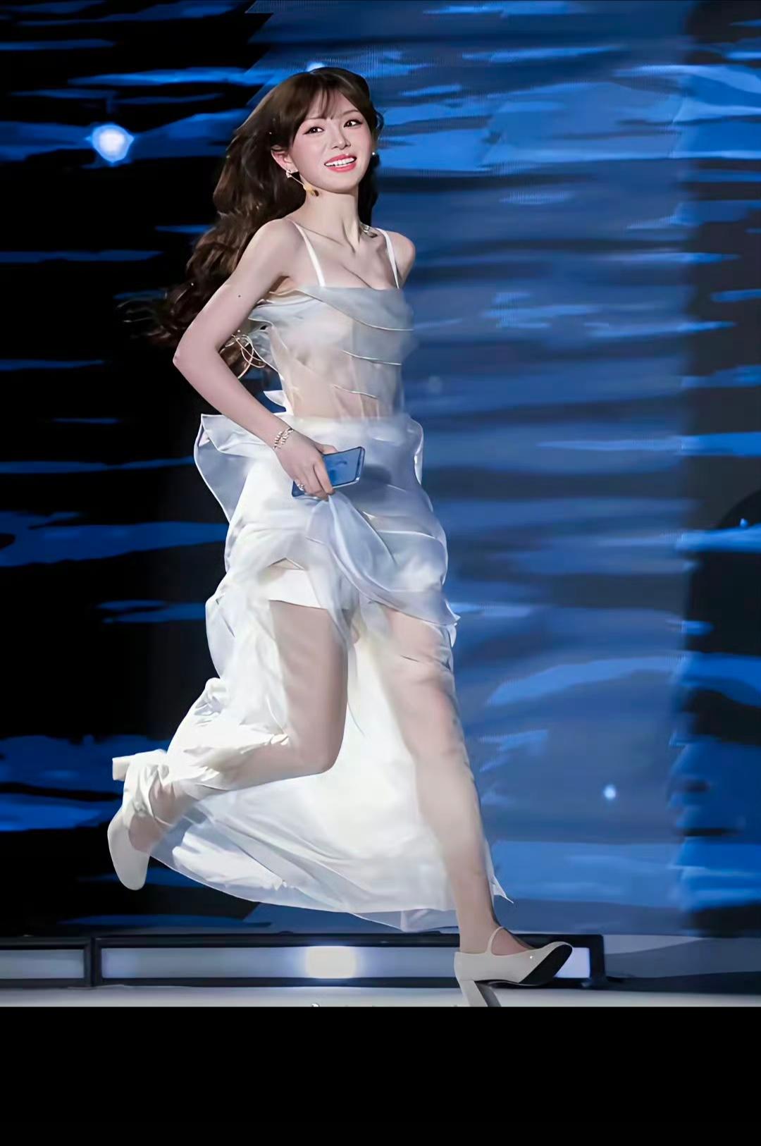 一位聪明而又努力的女生！据说在她还在上学的时候，黄晓明曾经看过她的直播而且还给