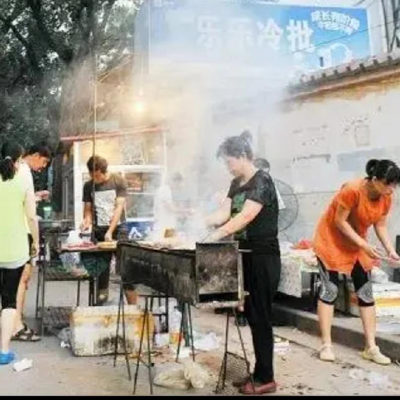 昨天去公交站牌等车，在一烧烤摊想换几个一元硬币。给女摊主五元，说要买一串，让她找