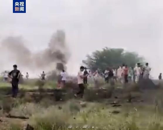 【印度一空军战机坠毁至少2人死】当地时间9日，印度空军一架“美洲虎”战机在印度西