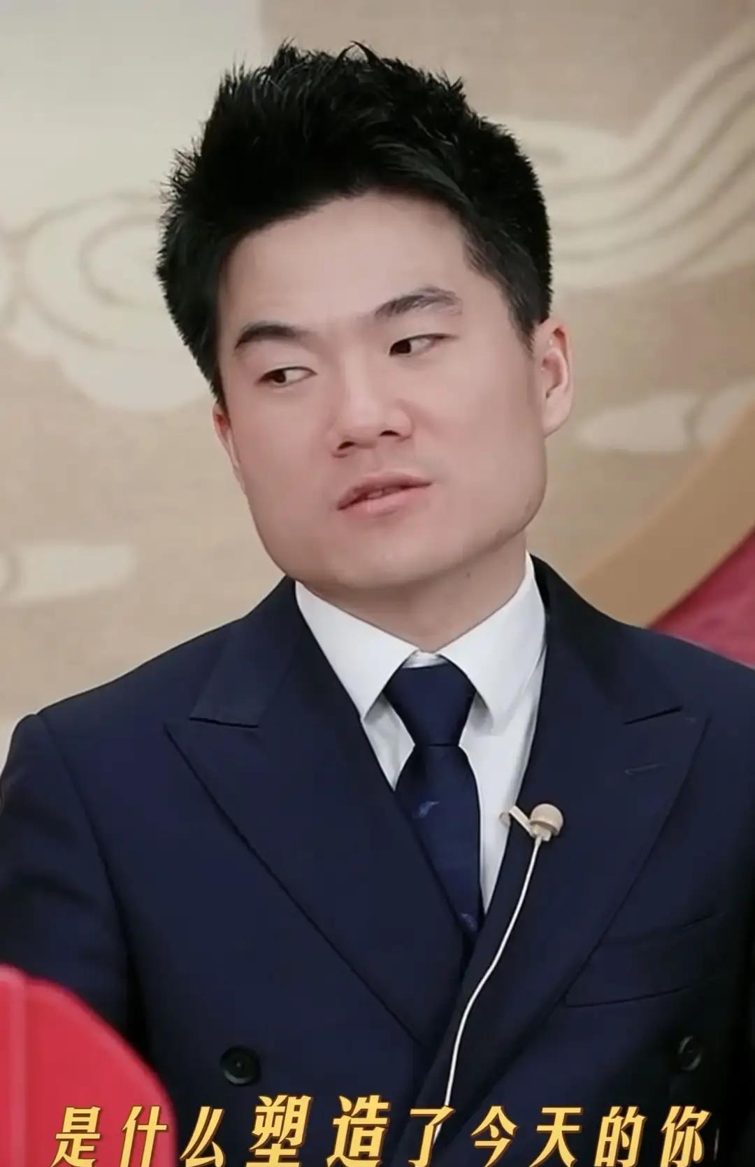 顶流主播关掉购物车，连问三句话，看呆所有人。董宇辉在《与辉同行》两周年直播收尾