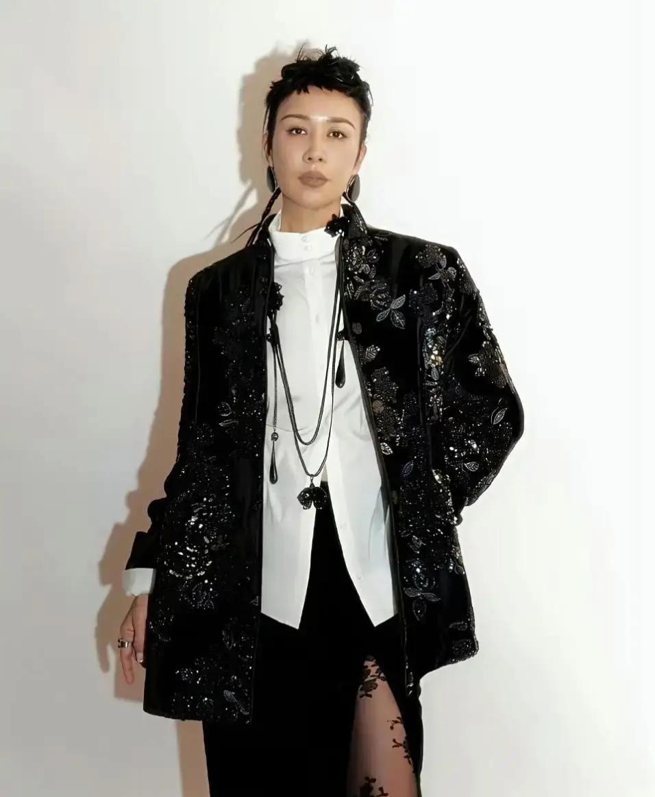 这发型，第一眼真是有点震撼。那英顶着一头超短碎发出现在巴黎的活动上。两边剃