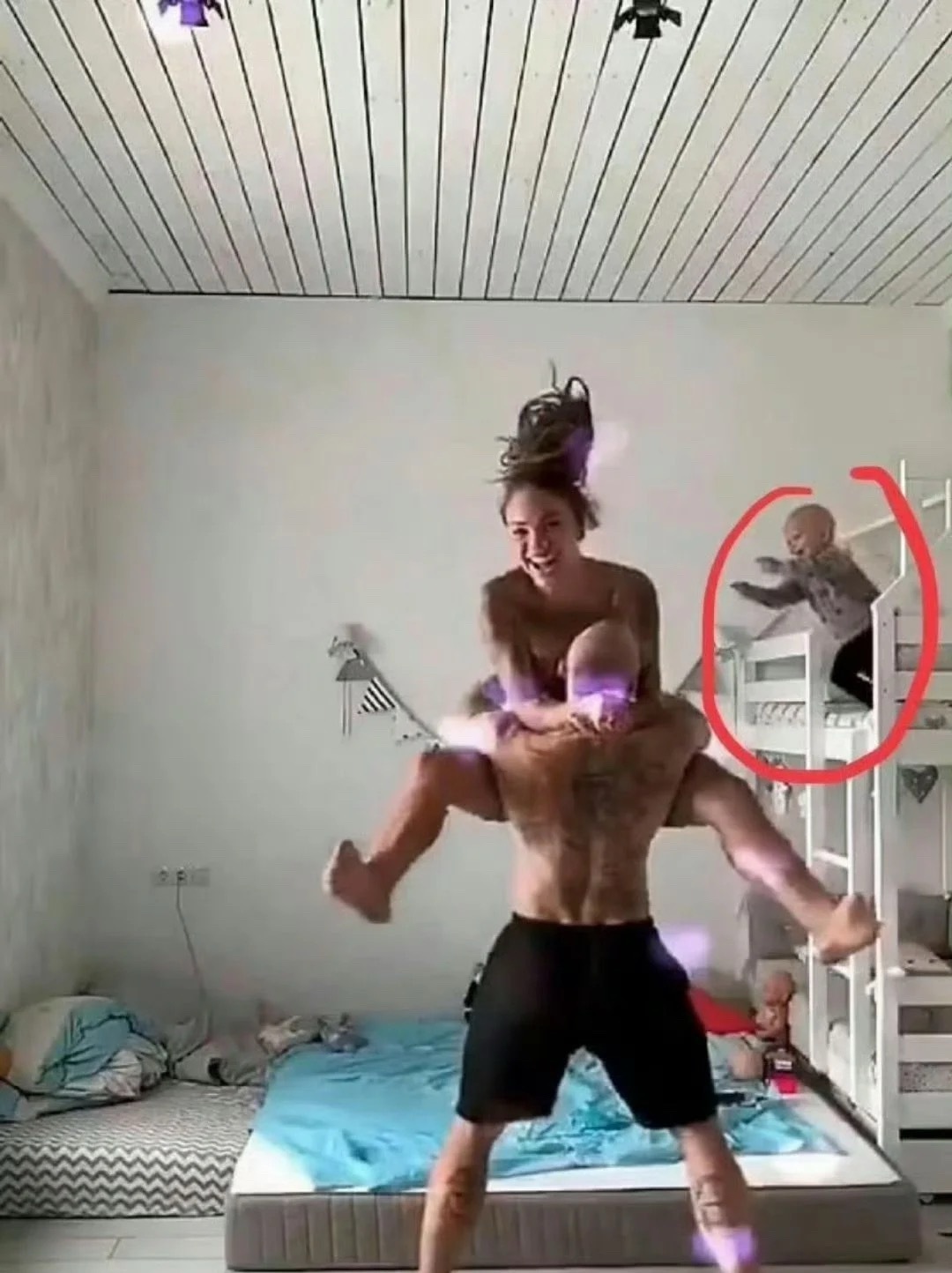 外国人少是有原因的就是可怜了小孩