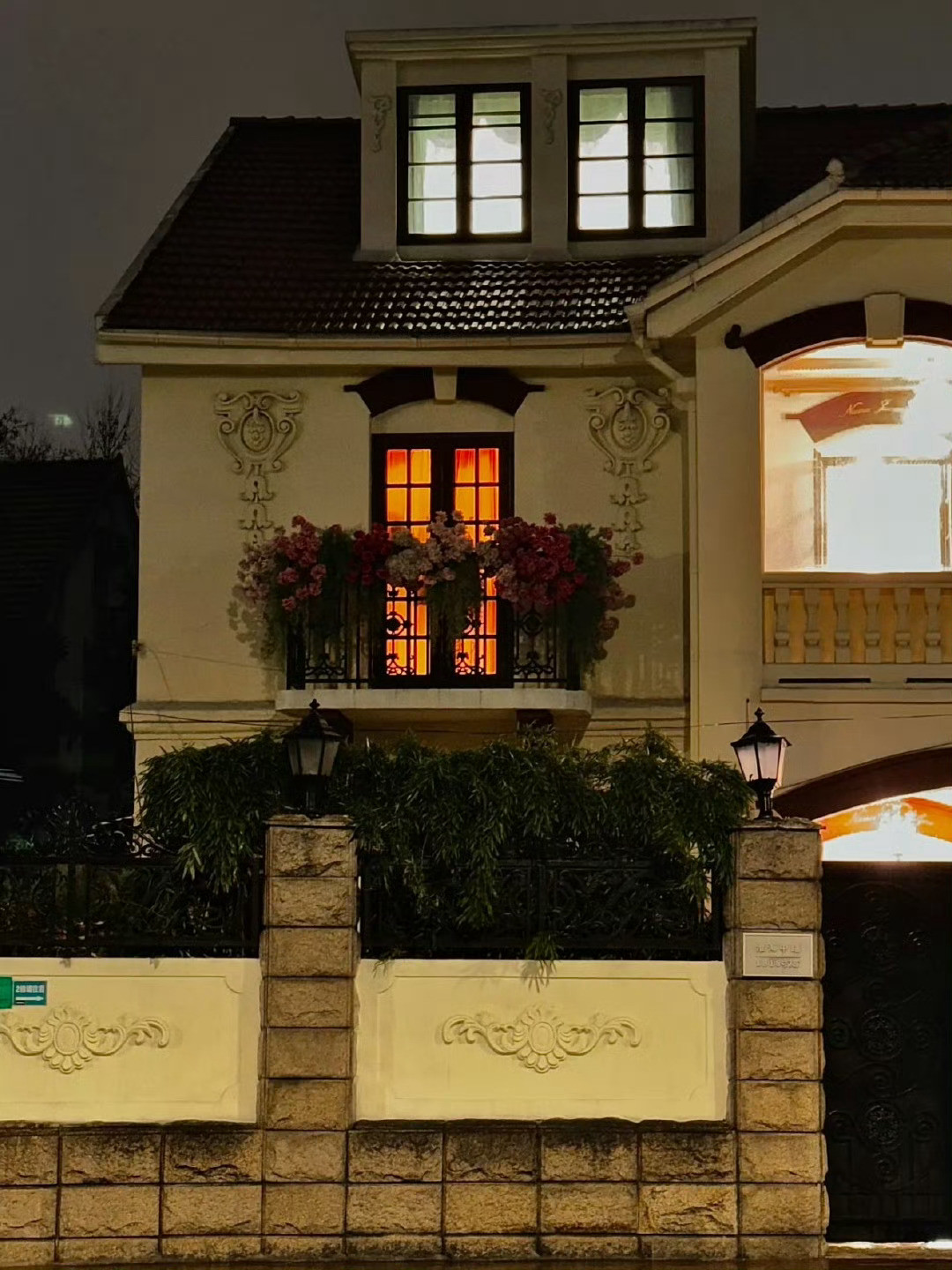 夜晚淮海中路上公主的家亮灯了……​​​
