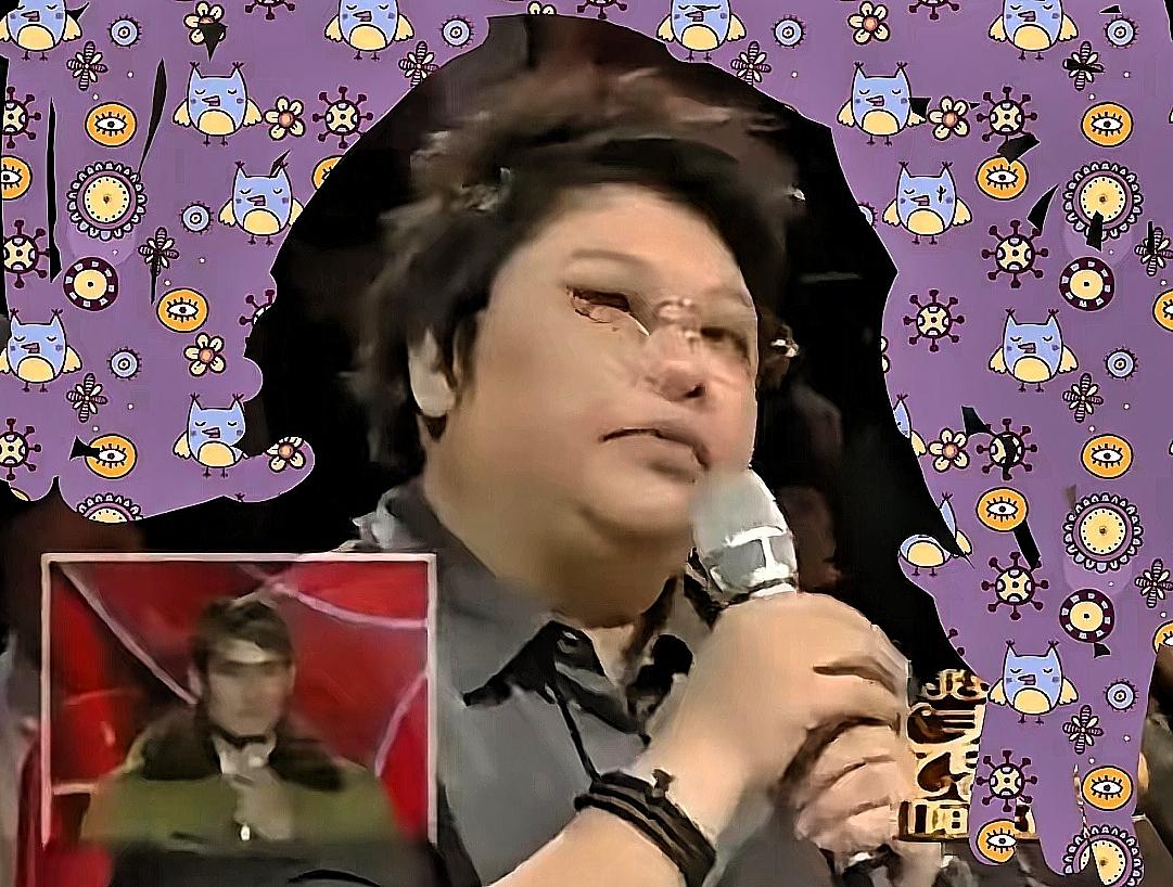 韩红管刘德华叫“老刘”。刘德华没吭声，笑了笑。我看不下去。手指的，是身旁的刘