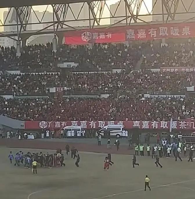 湖南足球协会杯半决赛踢出火气了。娄底队和永州队拼到点球大战，永州队最后4比3赢了