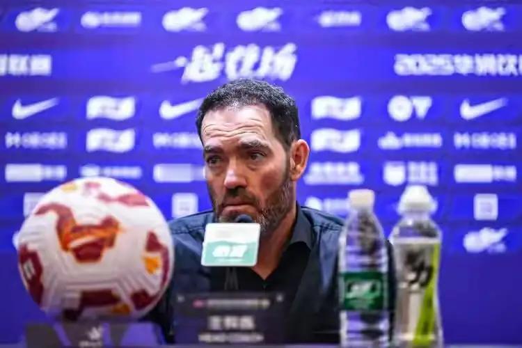 真是无法理解，中超请教练既然这么随便，刚刚看到武汉三镇再次聘请葡萄牙人苏亚雷斯执