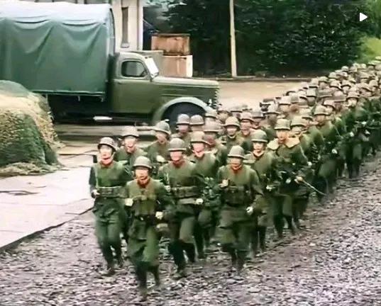 这是成都军区某部于1979年2月17日，从临时驻地向对越自卫反击战前线开进的几张