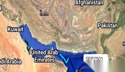 那画面，你想想就有多带劲——一架小小的无人机，就那么不远不近地，盯着老美那个叫