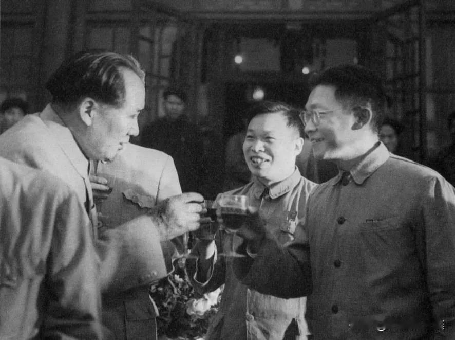 1951年7月1日，毛泽东主席出席政协全国委员会及各民主党派、人民团体在中南海怀