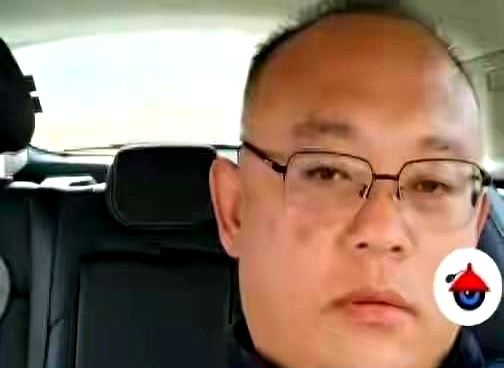 天天在网上自封“大清后裔”、挑动民族对立蹭热度的宋剑仁，终于被判了三年半，消息一出，评论区全在喊判得