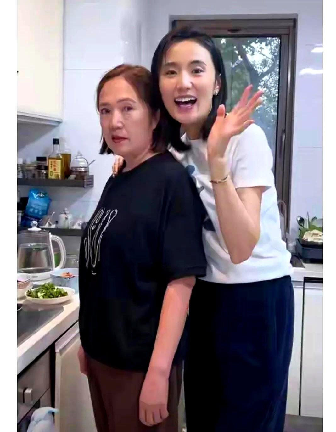 关晓彤又进官方人才库了，这次还是导演演员双赛道。这下子，父女俩直接被官方盖章了