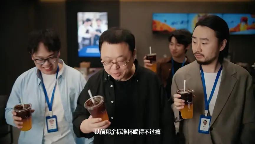 瑞幸请来了罗永浩当“超大杯推荐官”，拍了个短片精准“鞭尸”了当年星巴克的“中杯大