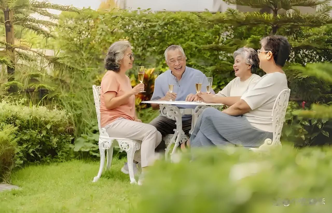 晚年生活，独处与交流轮流真的是绝佳状态。像上海的赵阿姨，72岁独居21年，每天