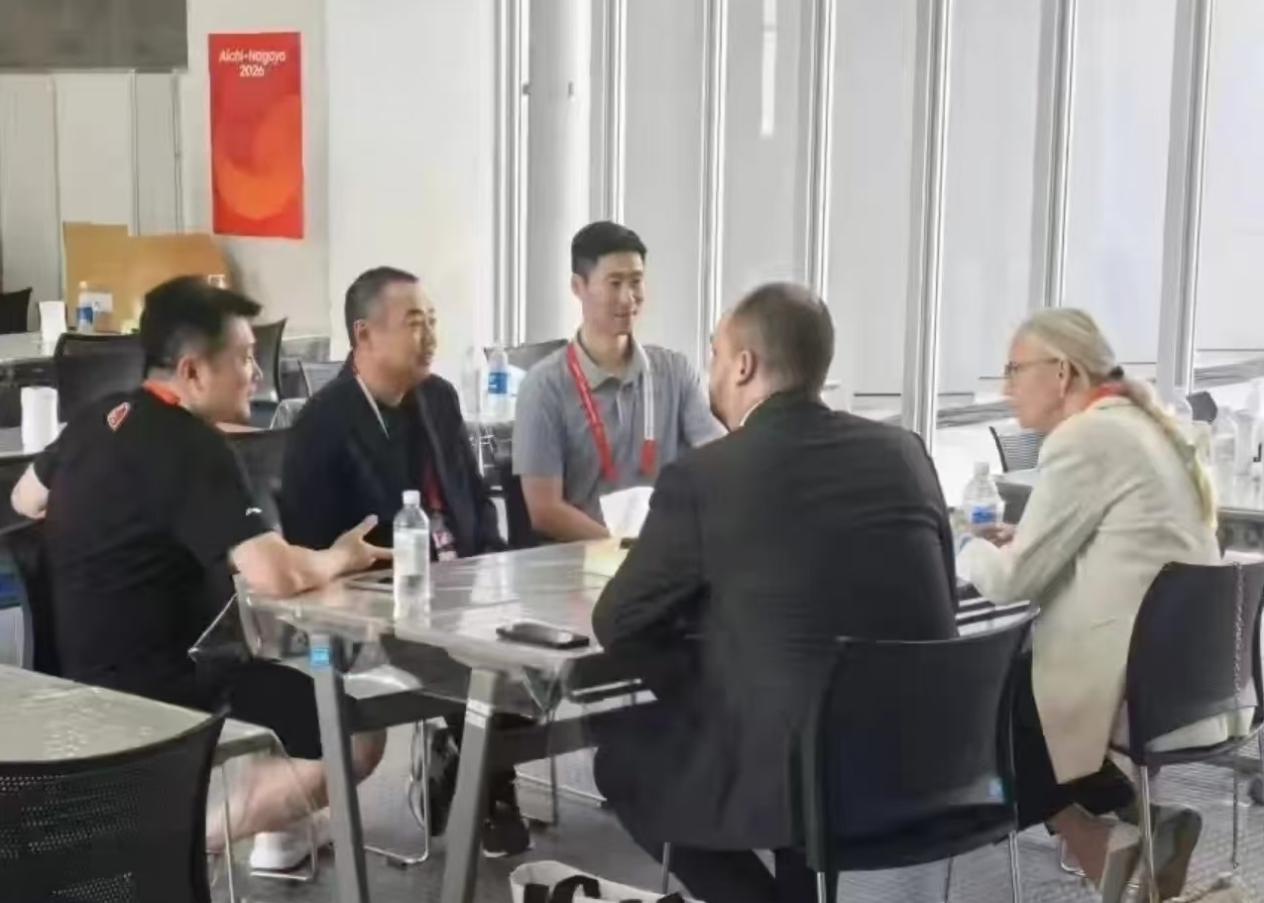 刘国梁和王励勤在名古屋会见索林，是真的吗？把图放大5倍，看清楚墙上的海报，就明