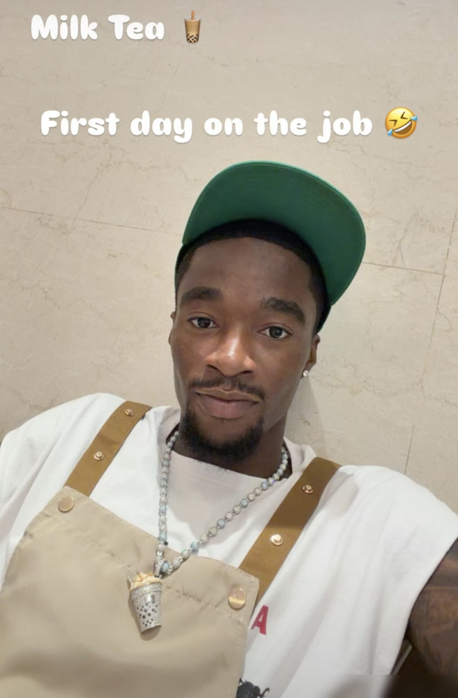 一个NBA后卫在广东宏远不练投篮，先系上围裙挂条奶茶项链站柜台当起了店员。旁边博日奇还配合着摆拍，这