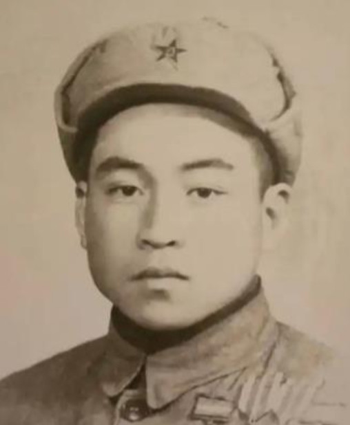 1951年，美军俘虏了一个17岁的志愿军战士，美军用电话线把他捆住，连夜拉去领赏