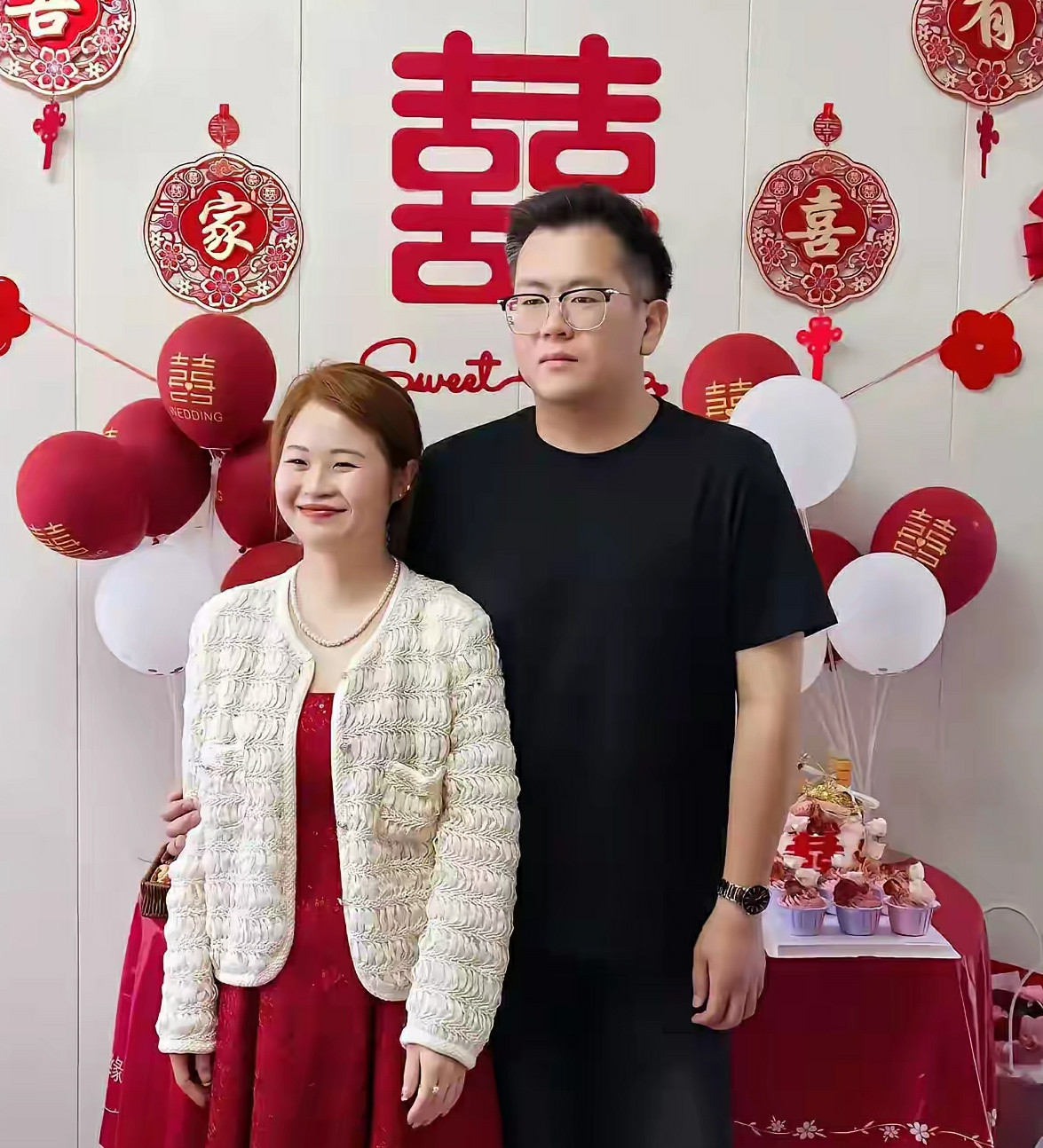 这彩礼有多少万啊，男方脸上都没笑容啊。