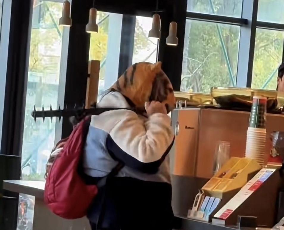 最近浙江宁波有家星巴克闹出了场让人哭笑不得的“大戏”——有顾客爆料，店里突然闯进