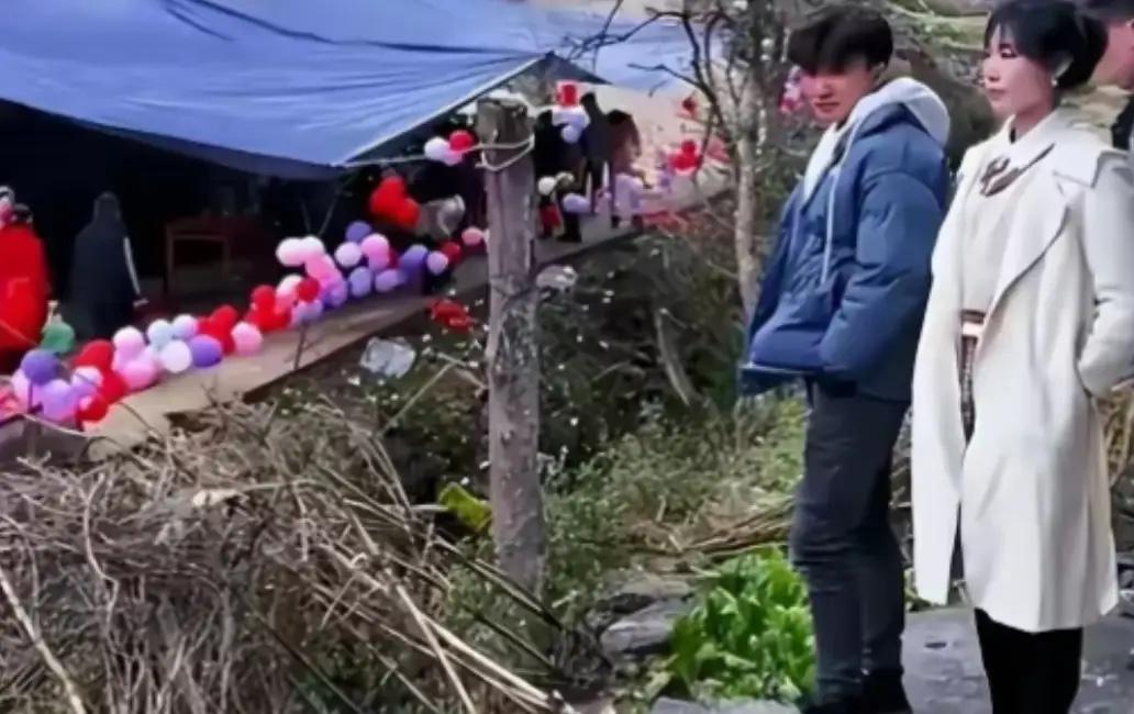 福建农妇因弄丢儿子后，想去桥上寻短见，谁料在桥下捡到一女婴。24年后女婴大学毕业
