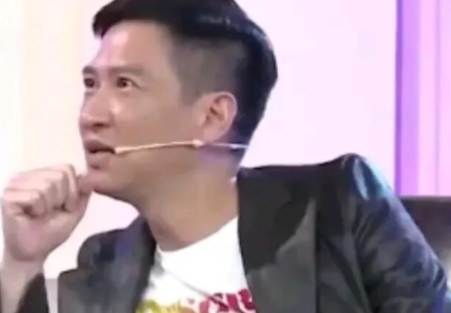 一次，主持人华少问张家辉：“听说你在香港只有一套房？我都有3套。”面对华少的炫耀