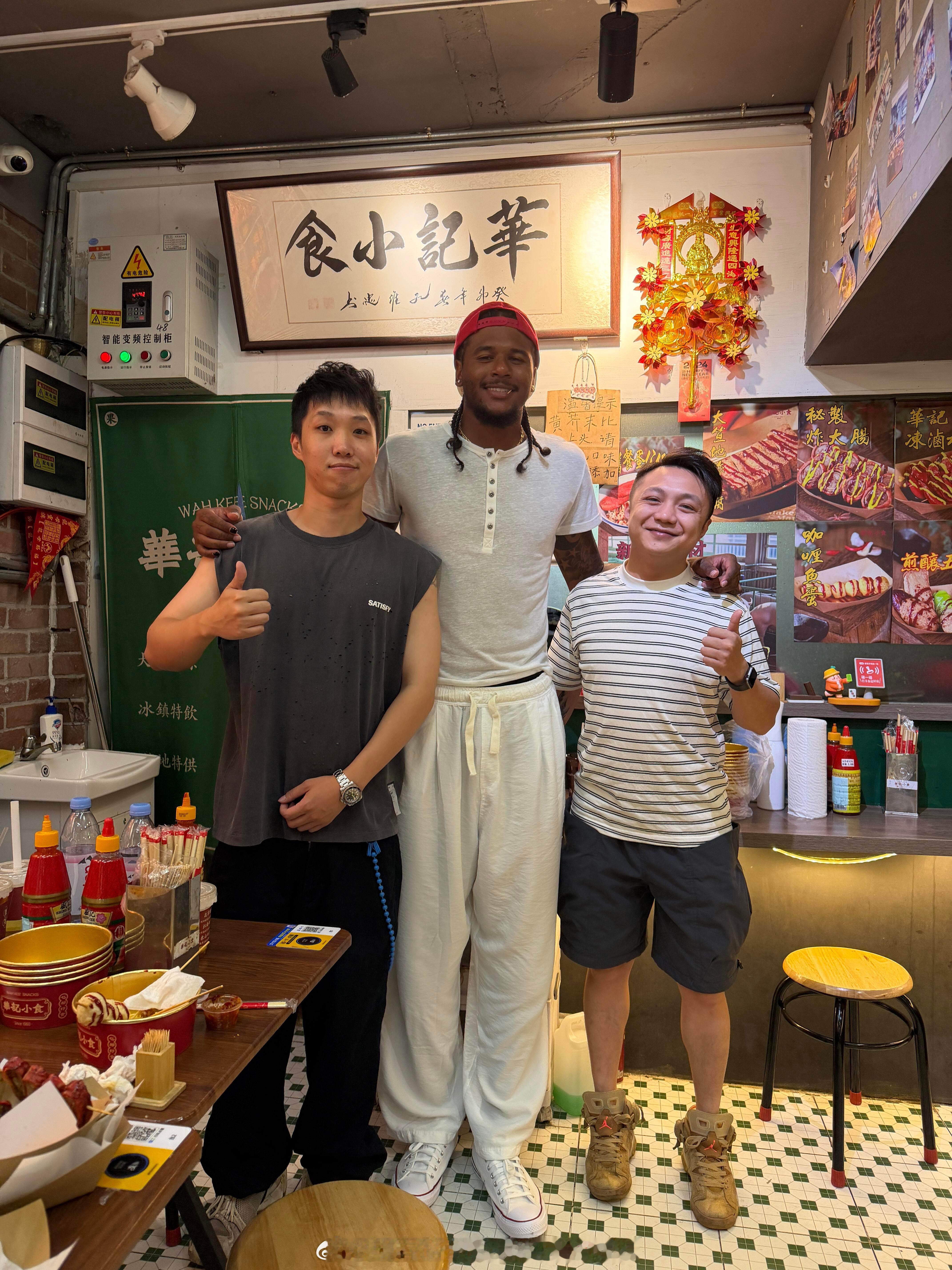 杰伦格林在北京路小吃店，尝试了一下港式小吃~炸大肠、煎酿五宝都尝了一遍~果然有一