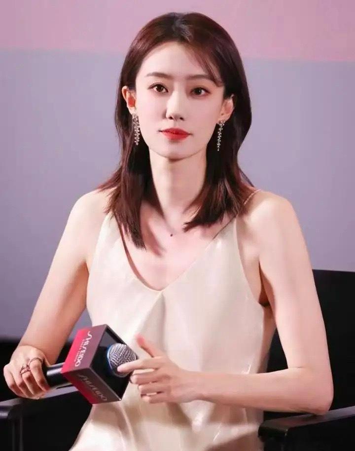 张小斐这次，是真的押对了！按最初合约，她拍《功夫女足》本该稳拿800万片酬，拍完