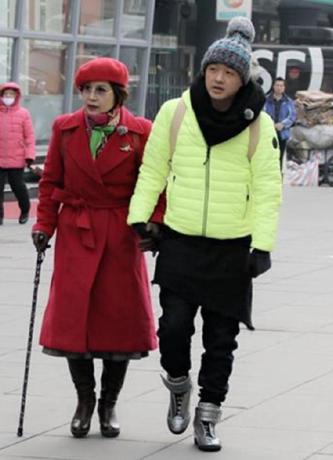 你们信吗？曲线婀娜的红衣女子，居然是包贝尔的妈妈[捂脸哭][捂脸哭]，这不网友出的