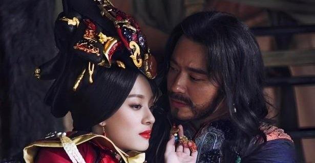 公元前272年，芈月杀死和自己私通30年的义渠王。义渠王满身伤痕倒在芈月怀里，艰