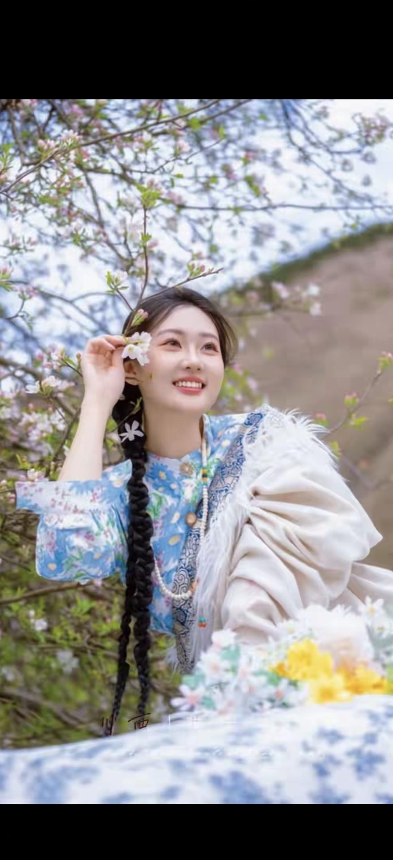 花间笑语，春意盎然。